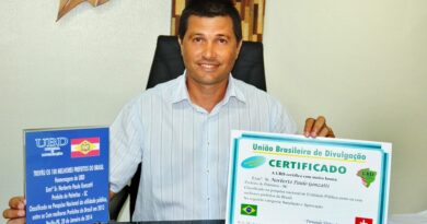 Gonzatti exibe seu trofeu e certificado do Prêmio de 100 melhores prefeitos do BRASIL