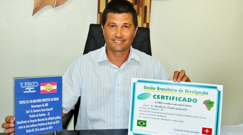 Gonzatti exibe seu trofeu e certificado do Prêmio de 100 melhores prefeitos do BRASIL