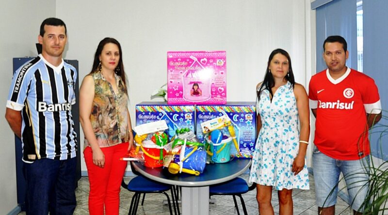 Grêmio e Internacional de Palmitos unem-se para doar brinquedos à Secretaria de Educação