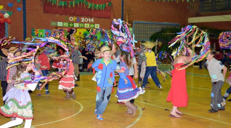 Crianças intrepretando a Dança da peneira