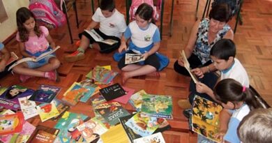 Professoras e crianças se reúnem para a leitura