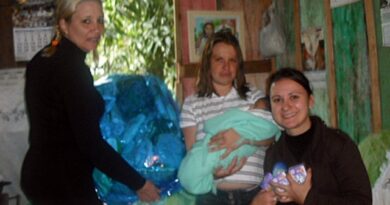 Profissionais visitaram mães e bebês do município e entregaram os kits