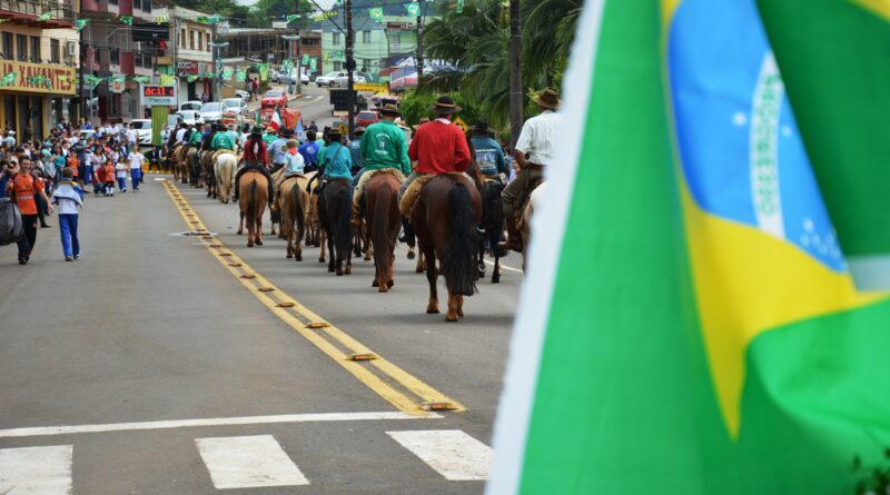 Muitas entidades desfilaram e contaram um pouco da história de Palmitos, pelos passos de um povo!