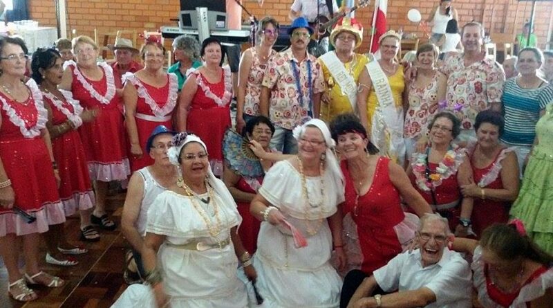 Prefeito Norberto Gonzatti e vereador Claudemir Felchicher, com suas esposas, participaram da festa