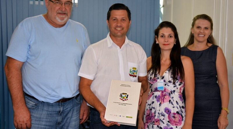 Prefeito Gonzatti e assessora de planejamento com membros dos comitês, receberam o PMSB finalizado